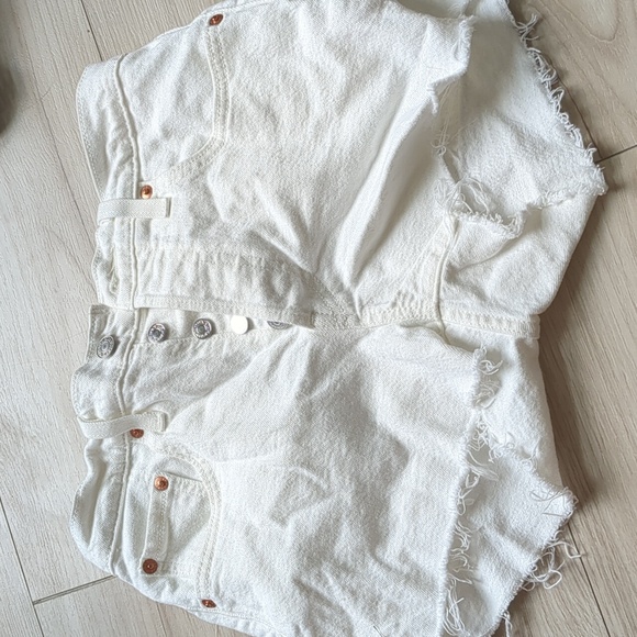 Nwot Levi's white 501 shorts - Picture 3 of 4